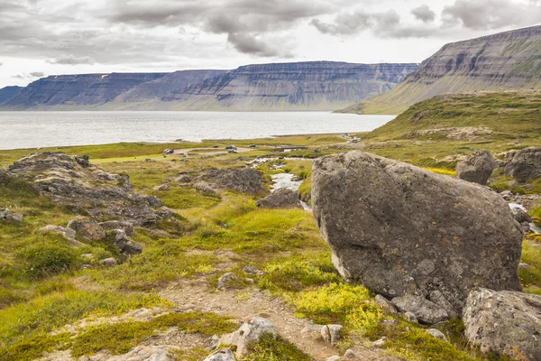 Blick auf den Arnarfjordur Fjord - Island. — Stockfoto