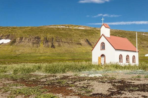 Biały drewniany kościółek w miejscowości unadsdalur - Islandia. — Zdjęcie stockowe