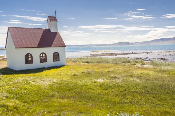 Dřevěný kostel na pobřeží fjordu isafjardardjup - Island. — Stock fotografie