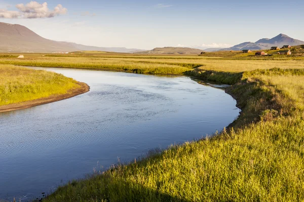 IJslandse rivier in achtergrond varmahlio dorp. — Stockfoto