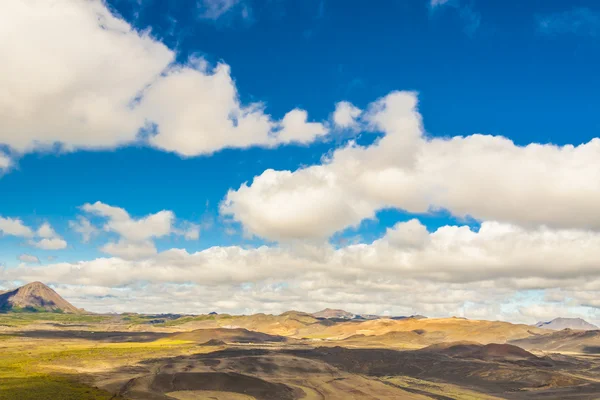 Farbenfrohe Hügel im Myvatn-Gebiet - Island. — Stockfoto