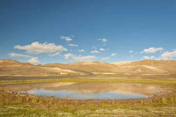 Літній день на Ісландії. Гарячі джерела в районі myvatn. — стокове фото