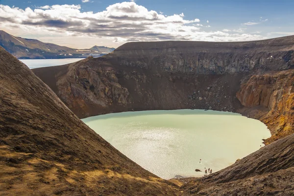 Vitio lake met warm water in interieur van IJsland. — Stockfoto