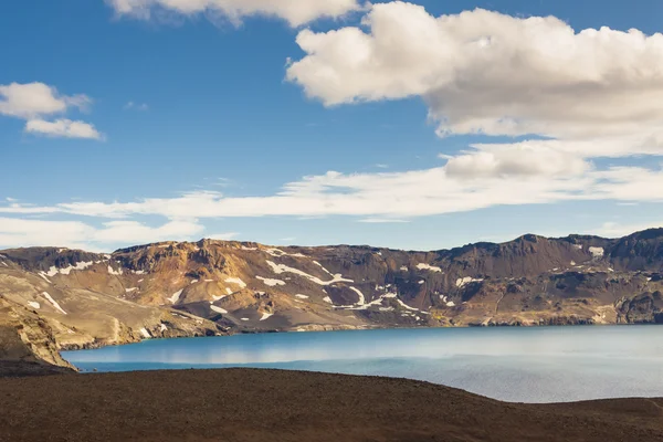 Jezioro duży niebieski oskjuvatn we wnętrzu Islandii. — Zdjęcie stockowe