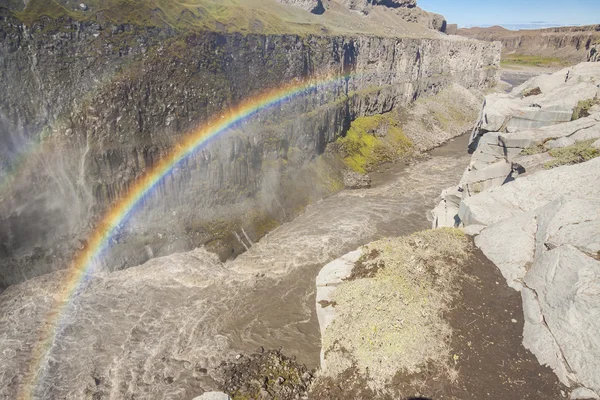 Arco iris sobre la cascada de Dettifos - Islandia . — Foto de Stock