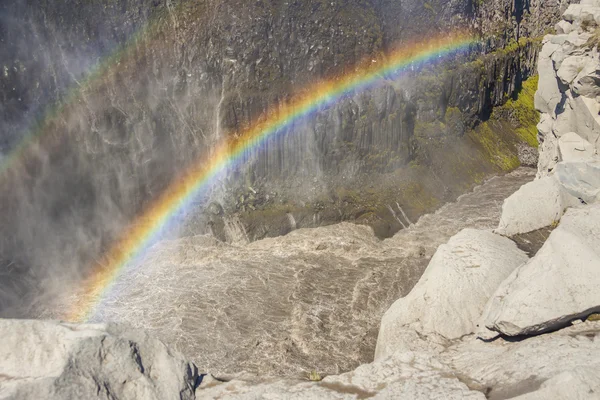 Regenbogen über dem Dettifos Wasserfall - Island. — Stockfoto