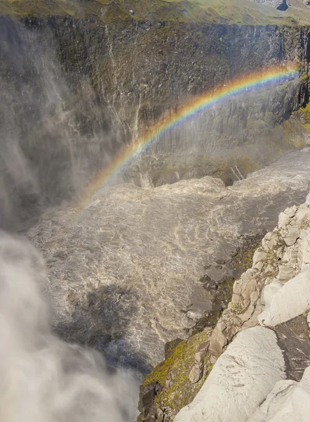 Arco iris sobre la cascada de Dettifos - Islandia . — Foto de Stock