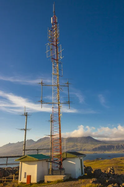 Telecomunicaciones anetena en la colina en el pueblo de Djupivogur - Icela — Foto de Stock