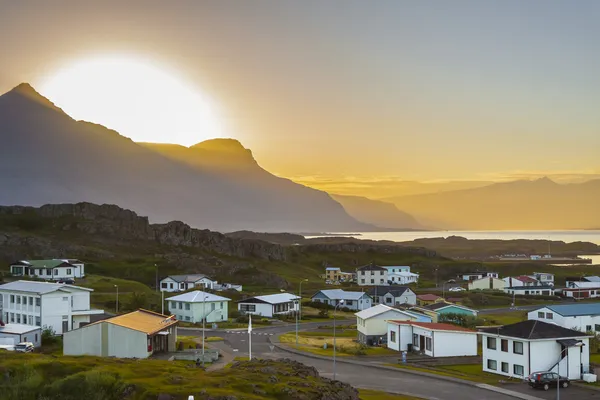 Solnedgång över byn djupivogur - Island. — Stockfoto