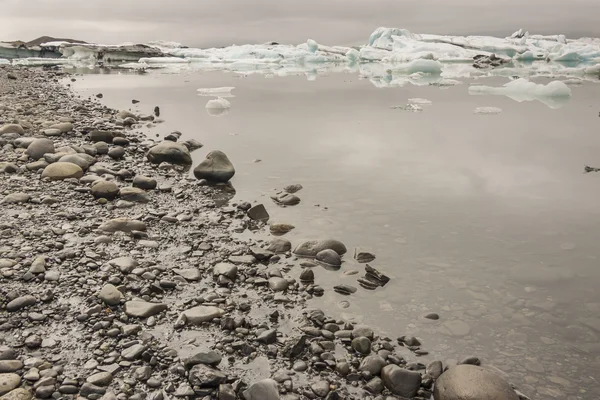 Wybrzeże laguny jokulsarlon - Islandia. — Zdjęcie stockowe