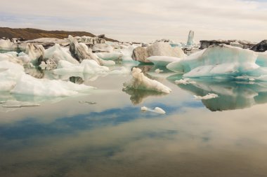 yazın güneşli gün - jokulsarlon lagün, İzlanda.