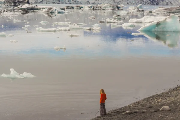 Dziecko na wybrzeżu laguny jokulsarlon. Islandia. — Zdjęcie stockowe