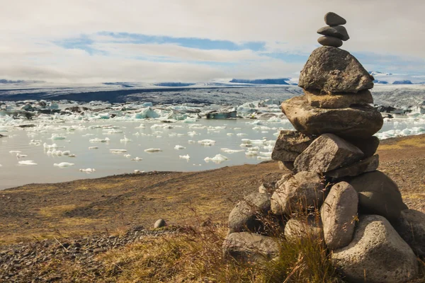 Stony tower - Glaciärlagunen lagoon, Island. — Stockfoto