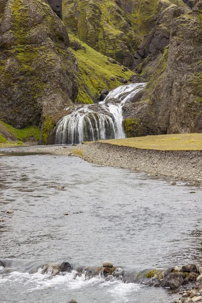 Kleiner Wasserfall in der Nähe von seljalandfoss - Island. — Stockfoto