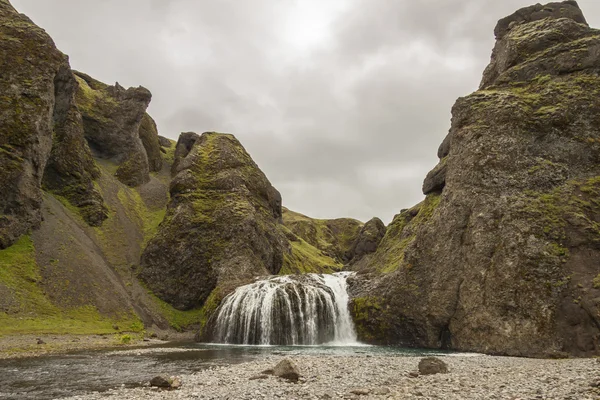 Pequeña cascada - Islandia . —  Fotos de Stock