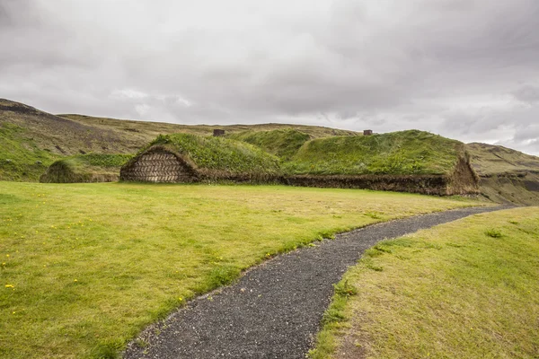 Maison traditionnelle islandaise avec toit en mousse - Pjodveldisbaer — Photo