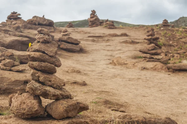 石质塔指针，指向的路径-冰岛 — 图库照片