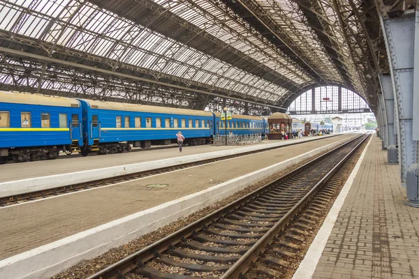 Plataforma de la estación de tren en Lviv - Ucrania . —  Fotos de Stock