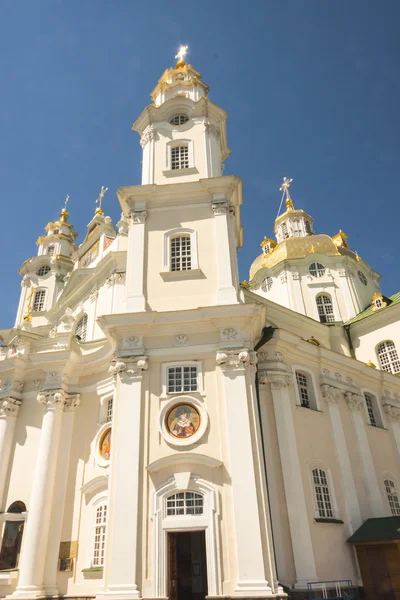 Vorderseite der Hauptkirche im Potschajew-Kloster - Ukraine. — Stockfoto