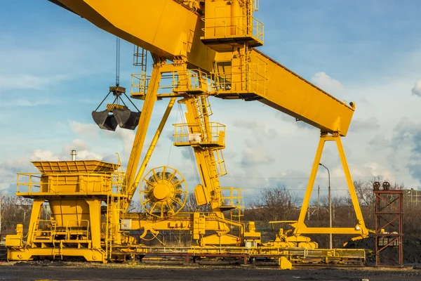 Gul gantry crane - Polen. — Stockfoto