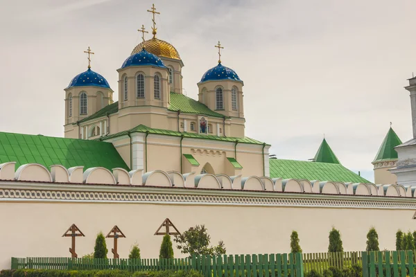 Ostroh - ウクライナの修道院の前面. — ストック写真