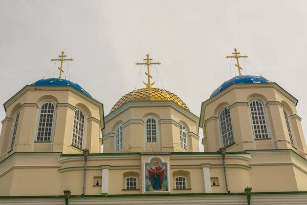 Toppen av kloster i ostroh - Ukraina. — Stockfoto