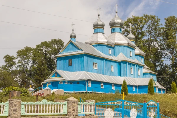 Blaue orthodoxe Holzkirche - ukraine. — Stockfoto