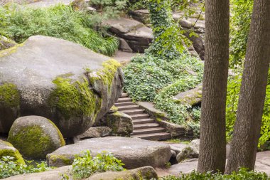 merdiven ve büyük taş sofiyivsky park - uman, Ukrayna.