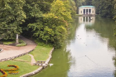 arka plan ana kapıya sofiyivsky park - uman, İngiltere'de küçük bir göl