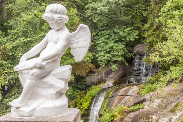 Figura Angel no parque Sofiyivsky - Uman, Ucrânia . — Fotografia de Stock