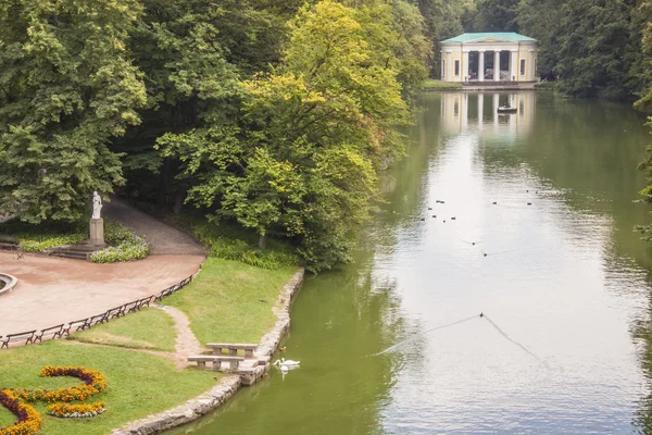 Pequeno lago em fundo portão principal para o parque Sofiyivsky - Uman, Uk — Fotografia de Stock