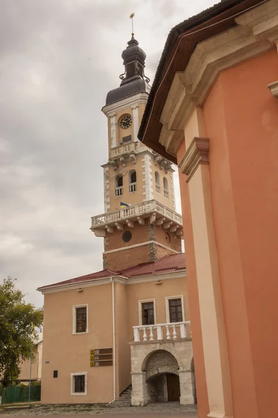 Antiguo ayuntamiento de Kamianets Podilskyi, Ucrania, Europa . — Foto de Stock