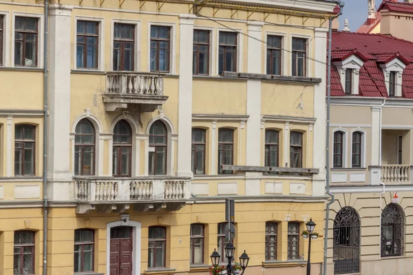 Altes Mietshaus kamianets podilskyi, ukraine, europa. — Stockfoto