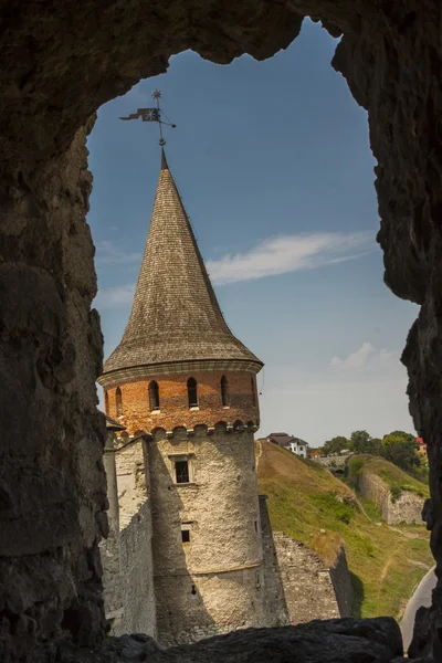 Tornet och muren av slottet i kamianets-podilskyi, Ukraina, europ — Stockfoto