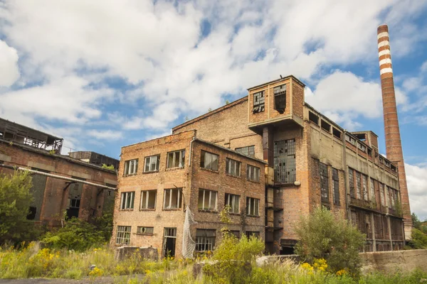 Överge byggnaden av gamla paperworks - kalety, Polen. — Stockfoto