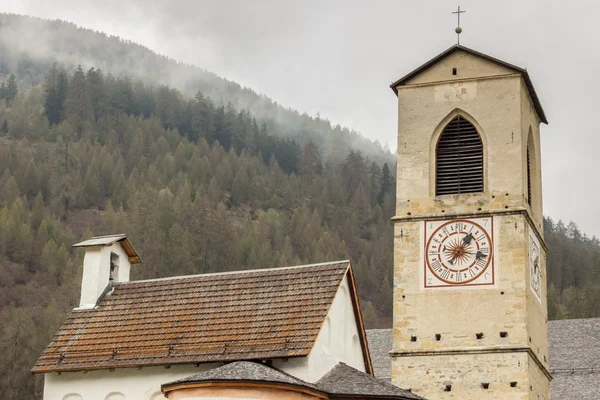 Wieża z kościoła Świętego Jana w Müstair, wpisanego na listę świat kultury, on — Zdjęcie stockowe