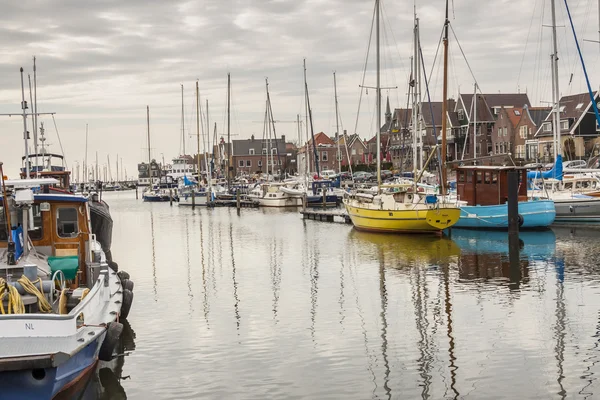 Vista sobre barcos no porto Urk - Holanda, cidade em Flevoland . — Fotografia de Stock