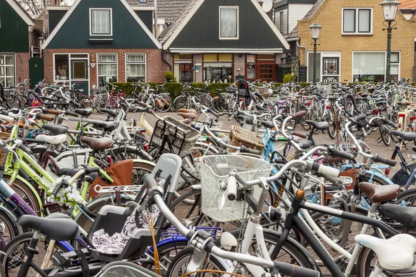 Bicicletas en el lugar en la ciudad de Urk - Países Bajos . — Foto de Stock