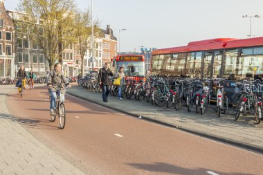 Amsterdam, Hollanda - 22 Nisan: Bisiklet tarafından işe git