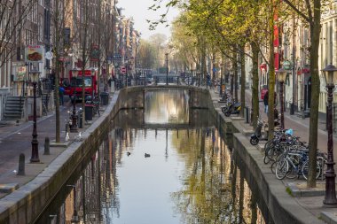 Amsterdam, Hollanda - 22 Nisan: nethe eski şehirde bisiklet