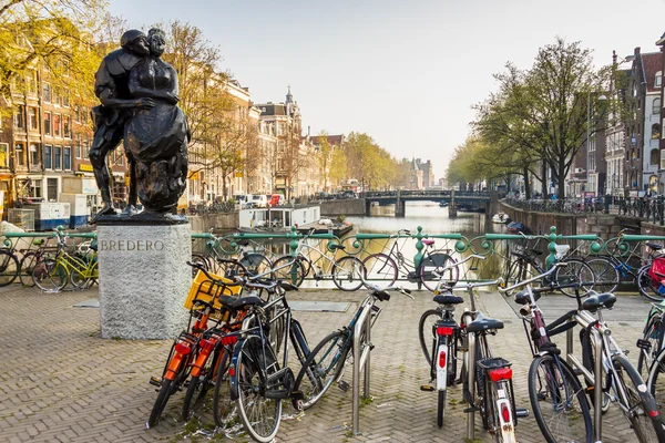 Puente sobre el canal en Amsterdam - Países Bajos . — Foto de Stock