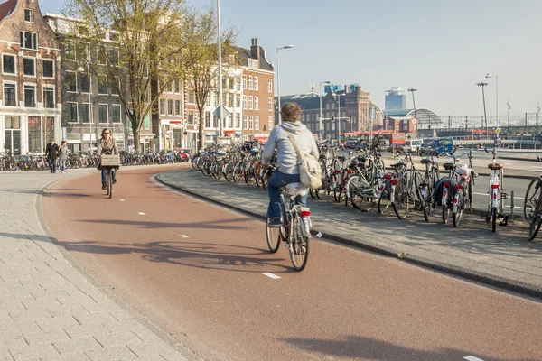 アムステルダム, オランダ - 4 月 22 日： 自転車で仕事に行く — ストック写真