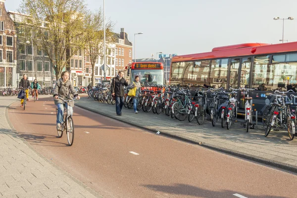 阿姆斯特丹，荷兰-4 月 22 日： 去骑自行车上班 — 图库照片