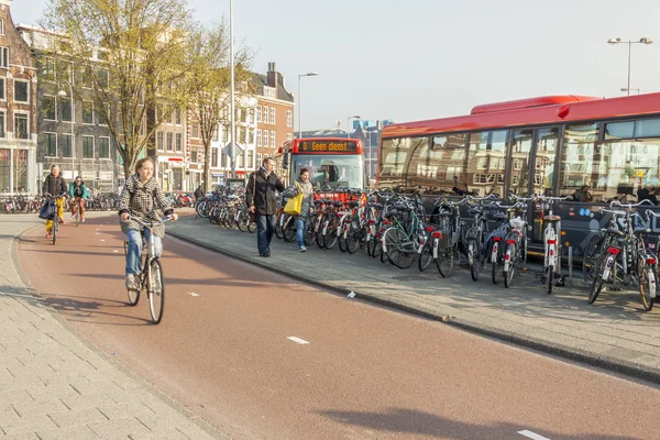 AMSTERDAM, PAÍSES BAJOS - 22 DE ABRIL: ir a trabajar en bicicleta — Foto de Stock