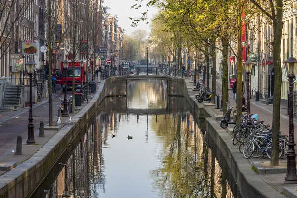 AMSTERDAM, PAÍSES BAJOS - 22 DE ABRIL: Bicicletas en el casco antiguo de Nethe — Foto de Stock