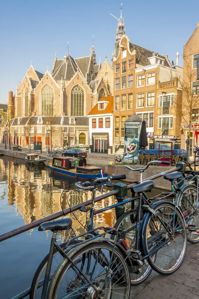 AMSTERDAM, NETHERLANDS - APRIL 22: Bicycles in Old town of Nethe — Stock Photo, Image