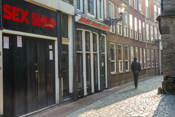 AMSTERDAM, PAESI BASSI - 22 APRILE: L'uomo in una via stretta in apr — Foto Stock