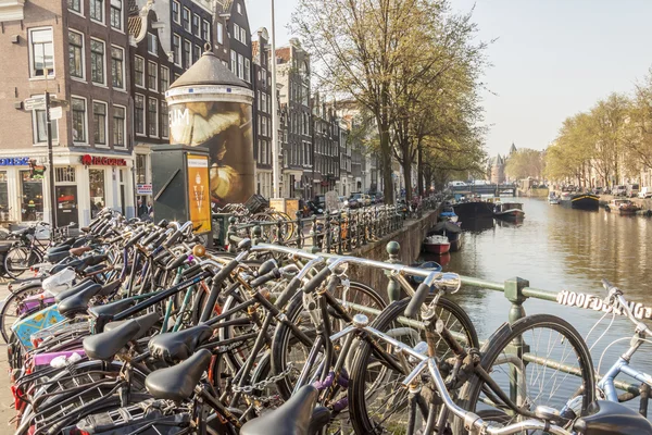 AMSTERDAM, PAÍSES BAJOS - 22 DE ABRIL: Bicicletas en puente el pasado mes de abril — Foto de Stock