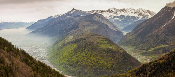 Panoramisch uitzicht op het Rhônedal - Zwitserland. — Stockfoto