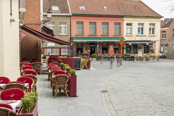 Brugge, Belgien - 22. April: Restaurant im Freien in der Altstadt auf einem — Stockfoto